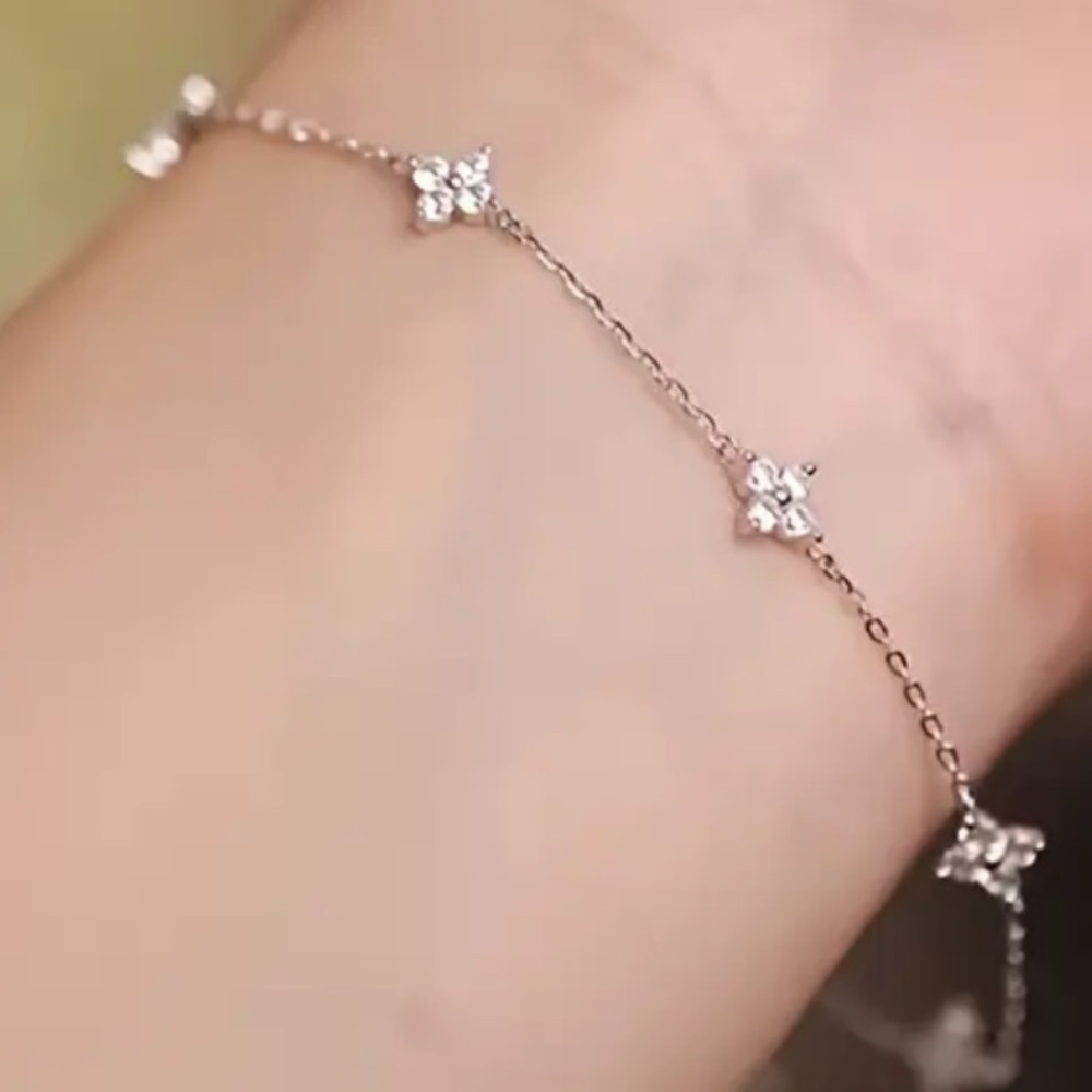 Dainty Gold Star Bracelet. New.